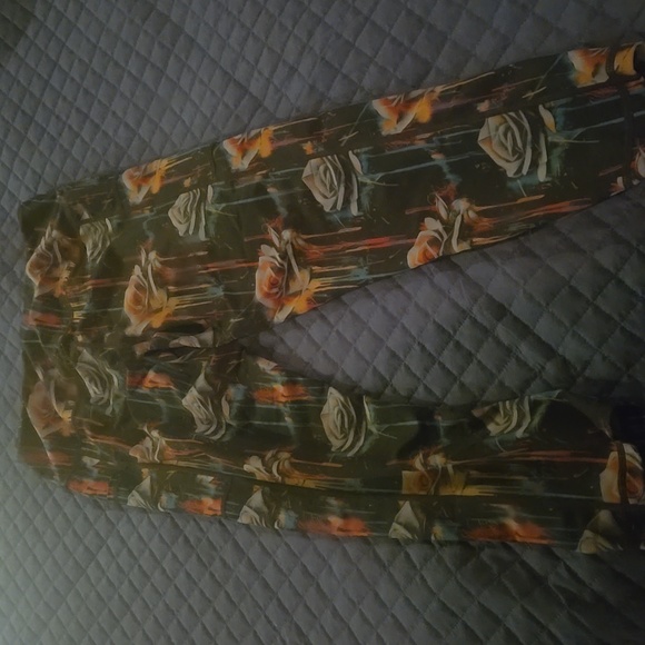 Constantly Varied Gear Dripping Roses Capris - Picture 2 of 3